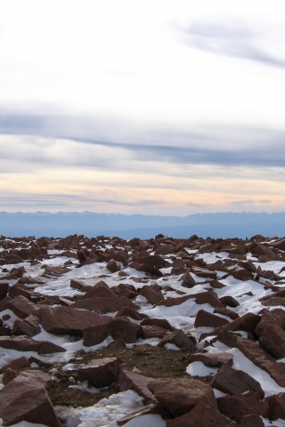 Заснеженная каменистая равнина обои