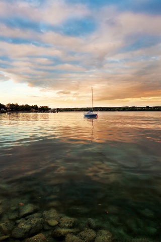 Яхта на озере обои