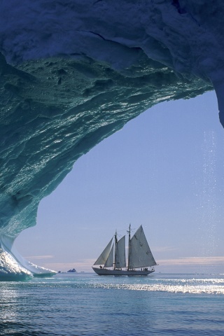 Парусник под ледяной аркой обои