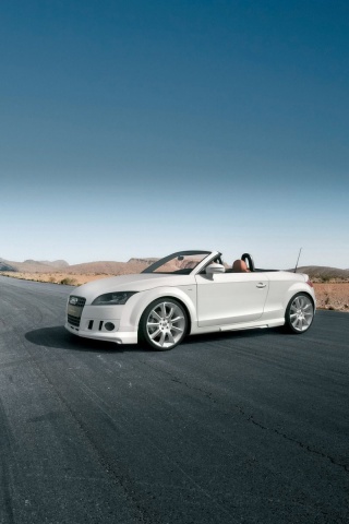 Кабриолет Ауди на пустынной дорге обои