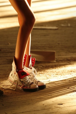 Ножки в кедах обои