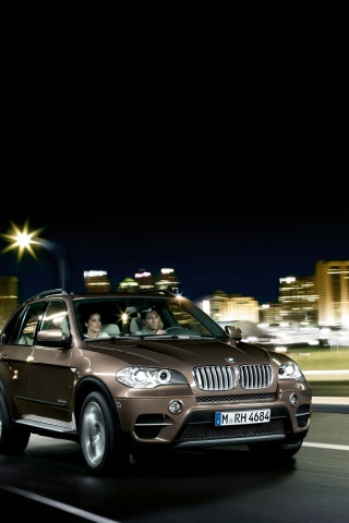 Пара в BMW X5 обои