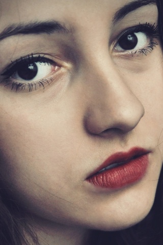 Брюнетка с ярким макияжем и печальным лицом обои