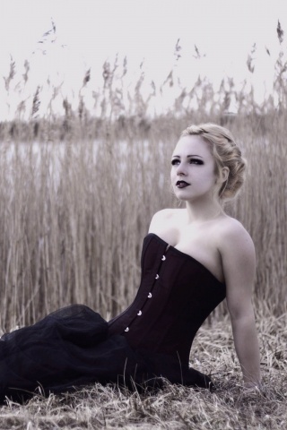 Девушка на траве в черном корсете обои