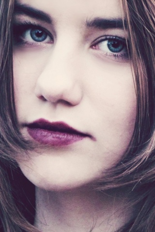 Взгляд голубоглазой девушки обои