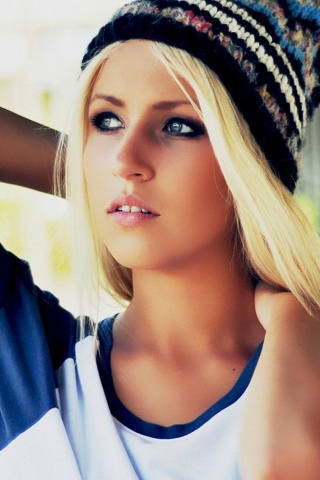Блондинка в вязанной шапке обои