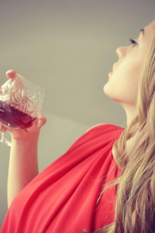 Девушка с бокалом обои