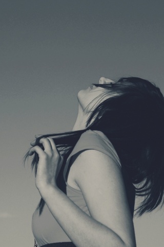 Взгляд брюнетки в небо обои