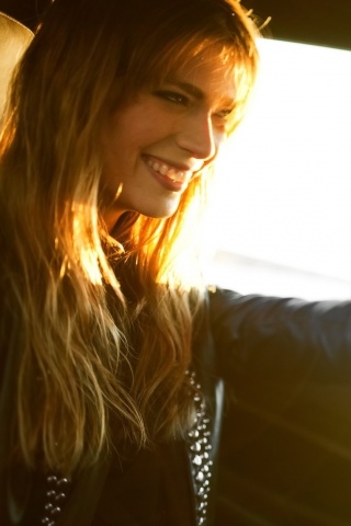 Девушка за рулем автомобиля обои