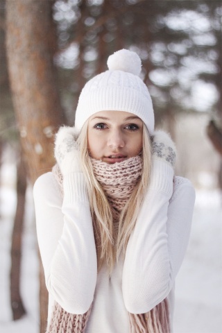 Девушка в белом в снежном лесу обои