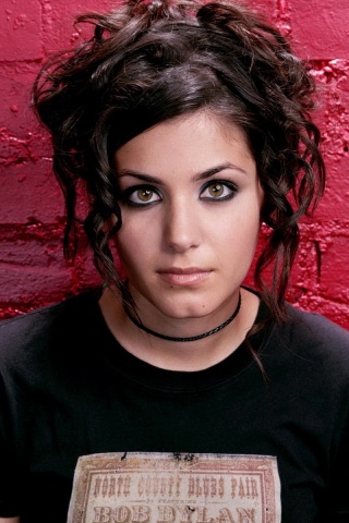 Подросток на фоне розовой кирпичной стены обои