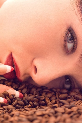 Соблазнительная девушка с кофейными зернами обои