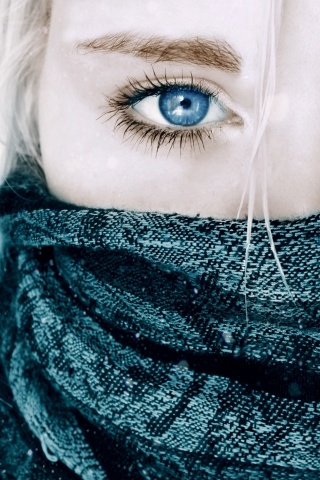 Блондинка с шарфом на лице обои