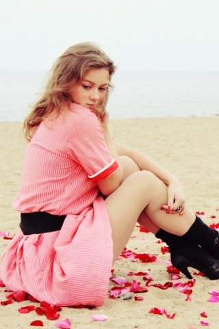 Девушка среди лепестков на пляже обои