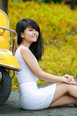 Девушка и мопед обои