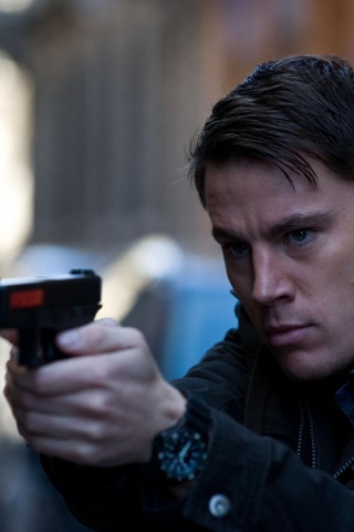 Ченнинг Татум с пистолетом обои