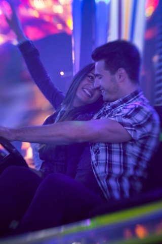 Счастливая пара на аттракционах обои