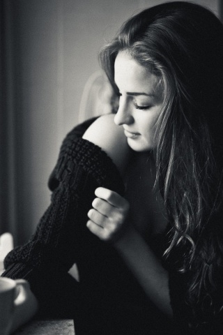 Обнаженное плечо и чашка кофе обои