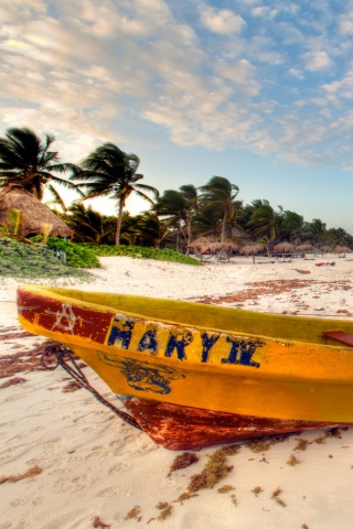 Лодка на берегу моря MARY IV обои