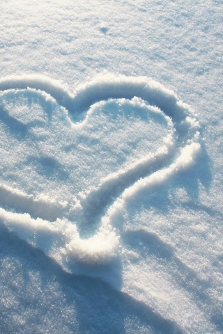 Сердечко на снегу обои