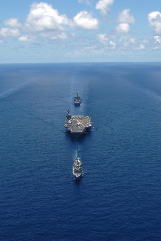 Авианосец с эскортом обои