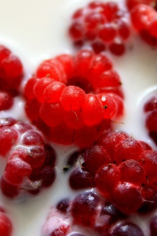 Малина в молоке обои