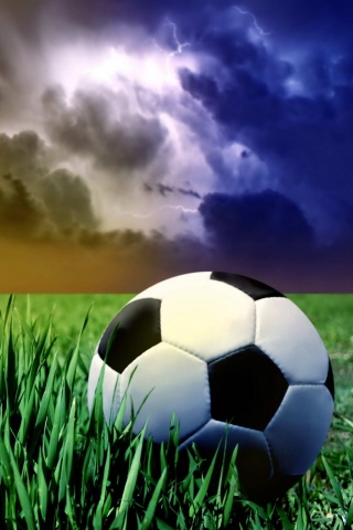Футбольный мяч на газоне обои