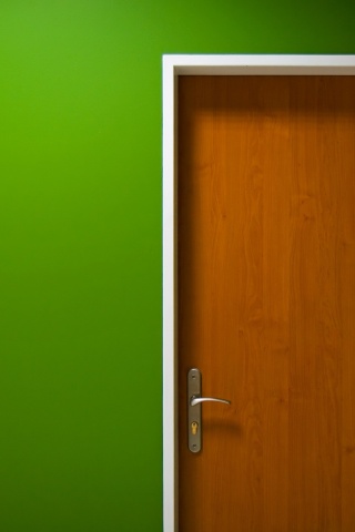 Дверь в стене обои