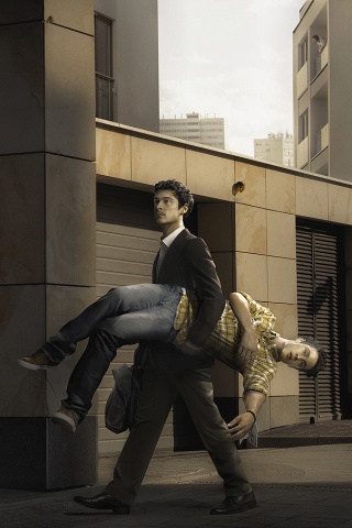 Мужчина с куклой обои