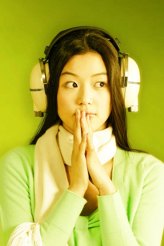 Японка в наушниках обои