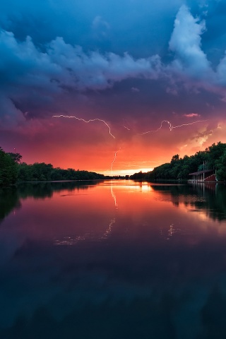 Молнии на фоне заката, стандартные обои mac обои