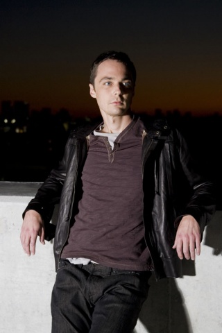 Джим Парсонс на балконе обои