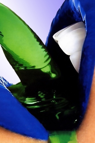 Пьющая девушка обои