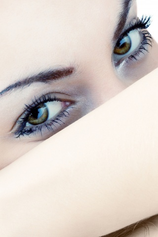 Девушка прикрыла лицо рукой обои