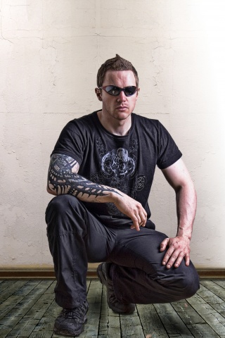 Парень с татуировкой обои