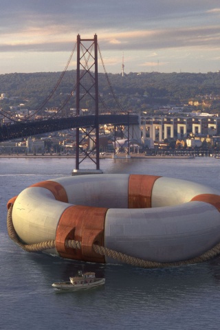 Огромный спасательный круг обои