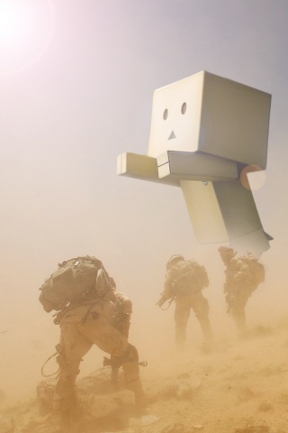 Картонный человек среди солдат обои