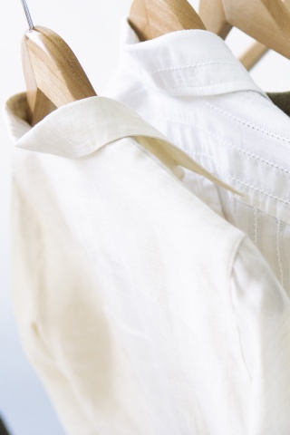 Вещи на вешалке обои