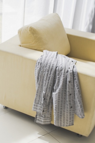 Рубашка на кресле обои