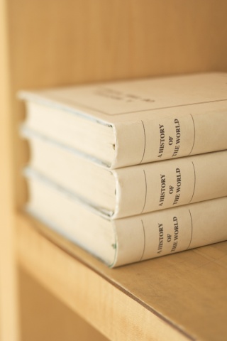 Книги на полке обои