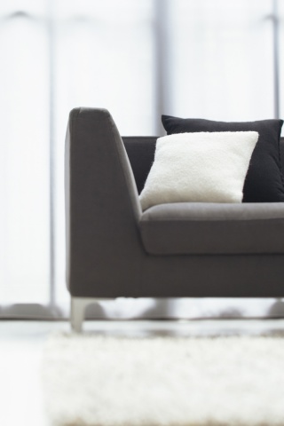 Диван с черной и белой подушками обои