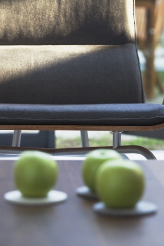 Яблоки на столе обои