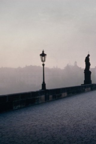 Мост с скульптурами обои