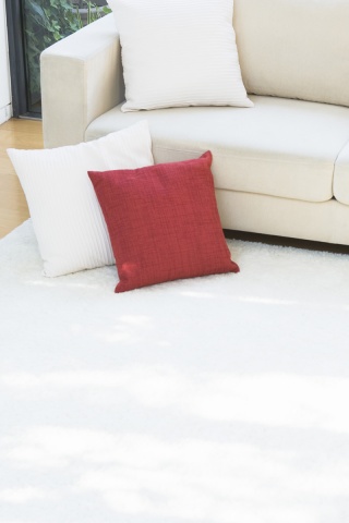 Диван с подушками обои