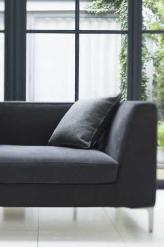 Диван в комнате обои