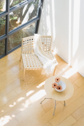 Стул, столик и цветы в комнате обои