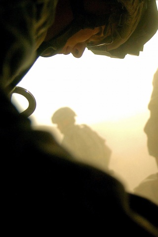 Солдаты выходят из броневика обои