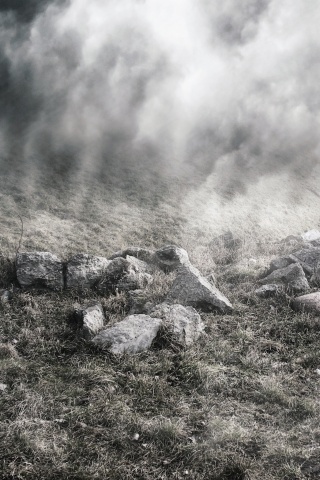 Камни под туманом обои