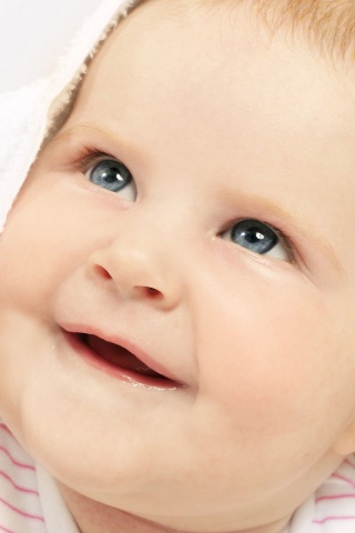 Малыш под полотенцем обои