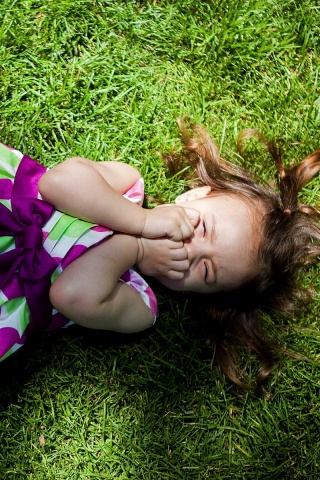 Девочка на траве обои